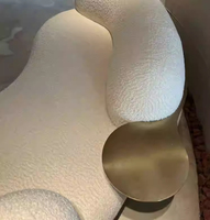 Sofá Seccional Nórdico Moderno de Lujo Ligero en Tela de Lana de Cordero con Diseño Curvo Artístico para Sala de Estar Familiar Pequeña o Tienda de Ropa