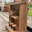 Mangeoire à noix pour écureuils en bois avec perchoirs, station d'alimentation pour animaux sauvages en plein air pour jardin, cour et terrasse