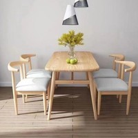 Ensemble table et chaises de salle à manger en bois massif, moderne, écologique et durable, pour petit salon familial, usage domestique, design rectangulaire