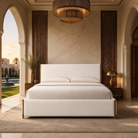 Lit en tissu de chêne moderne Wabi-Sabi artisanal avec cadre en fer martelé à la main et base plateforme basse pour villa privée