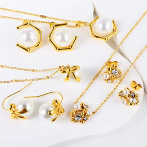 Conjunto de collar y aretes de perlas vintage con diseño geométrico de pentágono en tono dorado para mujer, conjunto de joyería para uso diario. - Product Image 1