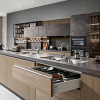 Meubles de cuisine de luxe sans poignées gris mat et bois, ensemble de cuisine modulaire pour projets d'appartements, fabrication OEM ODM, taille personnalisée