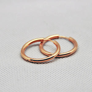 ES1019 <span class=keywords><strong>Orecchini</strong></span> a Cerchio Minimalisti Unisex di Alta Qualità in <span class=keywords><strong>Acciaio</strong></span> <span class=keywords><strong>Chirurgico</strong></span> 316L Placcato Oro per Donne e Uomini - Product Image 5