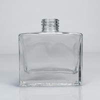 Bouteille en verre carrée transparente à paroi épaisse pour spiritueux et boissons, vente en gros directe usine Chine
