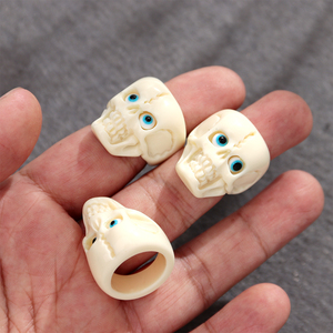 Anel de Resina com Olho Azul Assustador e Crânio Branco para Homens e Mulheres, Acessório de Festa de Terror e Halloween - Product Image 4