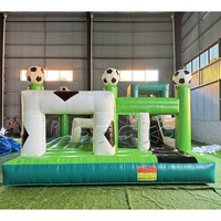 Château gonflable combiné avec terrain de football et toboggan pour fêtes