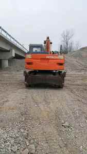 Excavatrice sur pneus Hitachi ZX130 d'occasion, 13 tonnes, très demandée, d'origine japonaise, certifiée CE, avec attache rapide et brise-roche, Daewoo - Product Image 3