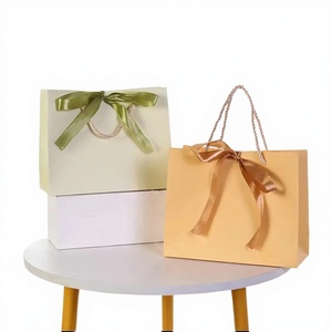 Bolsa de Compras Personalizada de Lujo, Biodegradable, con Lámina Dorada, Mate, Grabada en Relieve, Laminada, de Papel Blanco Resistente, para Tiendas de Ropa - Product Image 3