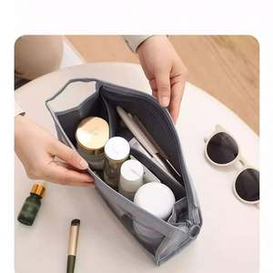 กระเป๋าเครื่องสำอางเดินทางขนาดใหญ่ กระเป๋าเครื่องสำอางตาข่ายโพลีเอสเตอร์แบบกำหนดเอง กระเป๋าเครื่องสำอางพกพาแบบใช้ซ้ำได้ทันสมัย - Product Image 4