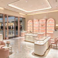 Ensemble de présentoirs de magasin de beauté rose, table d'îlot cosmétique à LED arquée, vitrine murale, équipements personnalisés