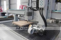 Machine de gravure sur bois CNC commerciale avec broche haute vitesse pour la gravure de portes d'armoires en MDF
