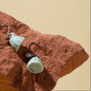 Pendientes colgantes <span class=keywords><strong>de</strong></span> loto fino hechos a mano <span class=keywords><strong>de</strong></span> cerámica con <span class=keywords><strong>perlas</strong></span> <span class=keywords><strong>de</strong></span> agua dulce 925 ganchos <span class=keywords><strong>de</strong></span> plata diseño elegante - Product Image 2