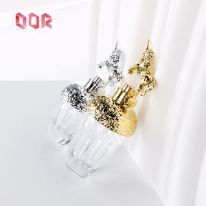 Flacons de parfum en verre personnalisés de 50 ml et 80 ml, transparents, dorés, vides et irréguliers, avec un vaporisateur à couvercle de type Stallion - Product Image 6