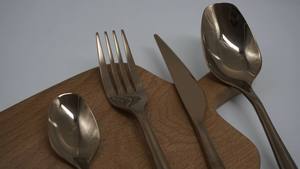 Conjunto de Louças Sustentáveis em Metal Polido com Design Artesanal em Aço Inoxidável Estilo Rosa Dourado para Ocasiões de Casamento - Product Image 5