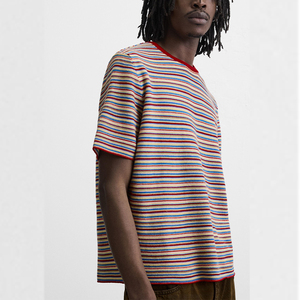 Camiseta a rayas elegante con rayas horizontales multicolores vibrantes y cuello rojo en contraste Tela de mezcla de algodón suave y cómoda - Product Image 3