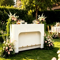 Table de bar blanche brillante personnalisée pour mariage et événements avec rail de pied doré, chariot de bar portable pour événements avec roulettes