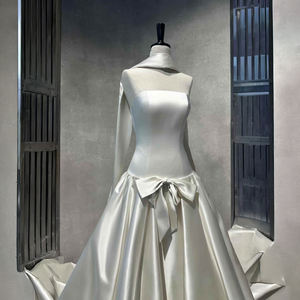 Robe de mariée moderne Nt09 en satin avec appliques, style robe de bal avec nœud et traîne chapelle, élégante pour la mariée - Product Image 6