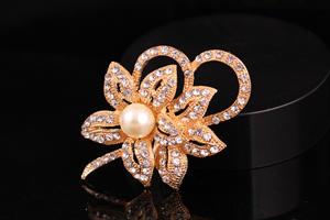 เข็มกลัดรูปดอกไม้สองกลีบประดับมุกเม็ดใหญ่และคริสตัลสีเงิน ขายดีอันดับต้นๆ - Product Image 6