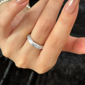 Bague classique Mobius en or plaqué avec texture brossée et diamants, ornée de cristaux et de strass, pour femmes et filles, idéale comme cadeau - Product Image 5