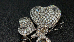 Elegante broche de mariposa de oro de 18 quilates con broche de diamante cultivado en laboratorio, joyería de lujo sostenible para cada ocasión - Product Image 5