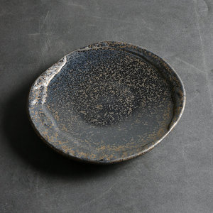 Bandeja de cerámica redonda para sushi, estilo rústico con esmalte de hierro, plato de estilo japonés para uso en restaurantes. - Product Image 1