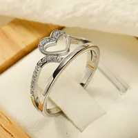 Cincin Silang Berhias Zirkon Hati Berongga yang Indah, Perhiasan Jari Fashion dari Baja Tahan Karat yang Dipoles untuk Wanita, Cocok untuk Pemakaian Sehari-hari dan Pesta