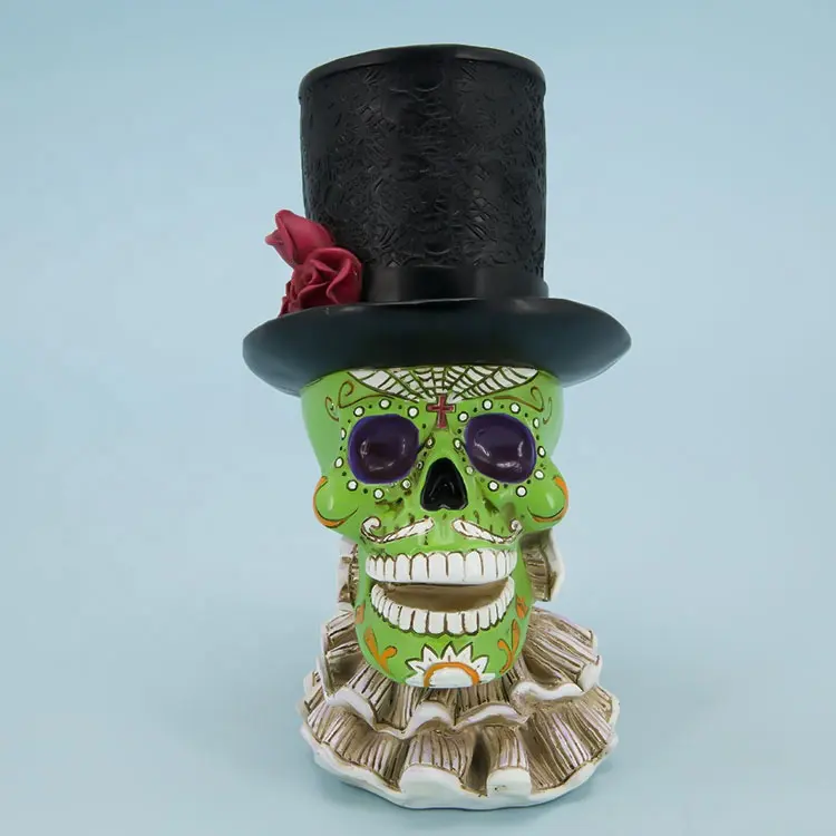 Statue de crâne de couleur verte artisanal, artisanal à la main, avec chapeau noir, ornements de fleurs rouges, 1 pièce
