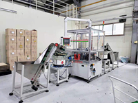Machine d'assemblage automatique de couvercles de bouteilles en plastique combinés avec couvercle à couvercle rabattable Machine d'assemblage de fermeture de couvercle cosmétique