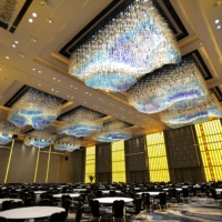 Lustre rectangulaire moderne de luxe, grand modèle, avec cascade de cristaux bleus dégradés, luminaire suspendu personnalisé pour hall d'hôtel et salle de banquet