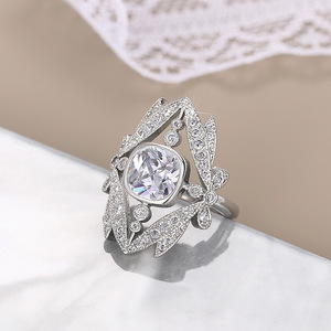 Anello geometrico a corona traforato da donna, gioiello da dito audace ed elegante - Product Image 6