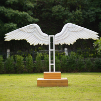 Sculpture en fibre de verre ailes d'ange grandeur nature avec support en bois anti-corrosion pour paysage extérieur et décor d'affichage commercial