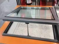 Fenêtre de toit électrique moderne avec cadre en alliage d'aluminium, ventilation oscillante, pare-soleil, double vitrage trempé
