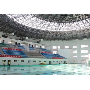 Una sala piscina spaziosa e luminosa con un grande lucernario e una struttura in acciaio Super ventilata - Product Image 6