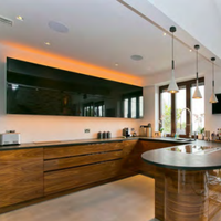 Cuisine modulaire personnalisée Prima, élégante et sans poignées, pour petit appartement, décoration urbaine.