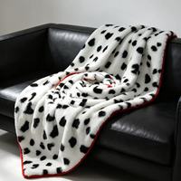 Selimut Lembut Flanel Fleece 100% Poliester Langsung dari Pabrik, Motif Dalmatian Putih Hitam dengan Lis Merah, untuk Sofa, Tempat Tidur, Tekstil Rumah