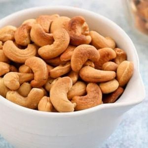 Mélange de noix de macadamia, de noix de cajou et de noix grillées de haute qualité, offrant une texture crémeuse et croquante, prêt à consommer, en format bouteille. - Product Image 4