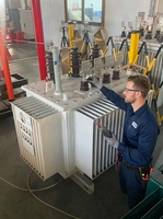 Transformateur de distribution triphasé immergé dans l'huile à haut rendement pour les réseaux moyenne et haute tension