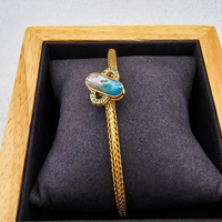 Bracelet en maille à texture radiale Art Déco en turquoise avec procédé de résine époxy bicolore, forme de clic en papier, bijoux élégants pour un usage quotidien
