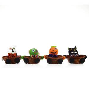 Vente en gros de décorations de fête d'Halloween Paniers à bonbons de Pâques Poupées en rotin Chats noirs Citrouilles et fantômes en posture étreinte - Product Image 1