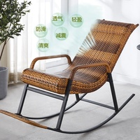 Fauteuil à bascule d'extérieur en rotin PE avec repose-pieds, dossier haut, appui-tête, accoudoirs courbes, base en métal noir pour patio, balcon, jardin