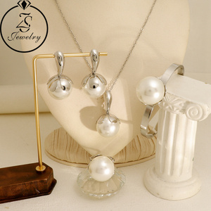 Toptan altın kaplama yuvarlak inci kadın paslanmaz çelik takı <span class=keywords><strong>Set</strong></span> altın kaplama inci kolye daire kolye küpe - Product Image 6