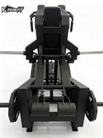 Prenez cette machine à squats robuste à double direction, équipement de gym doté d'un système de chargement de plaques fluide et de poignées multiples pour des pompes à jambes intensives.
