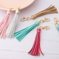Porte-clés en cuir PU avec pompon, personnalisable, coloré, breloque de sac élégante, cadeau pour femme