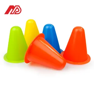 Vente en gros de matériel d'entraînement d'obstacles de 8 cm cônes en plastique pour enfants entraînement de patinage à roulettes