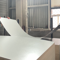 Panneau de contreplaqué mélaminé de qualité E0, surface stratifiée imperméable, 1220x2440mm, pour la fabrication de meubles, fourni par l'usine