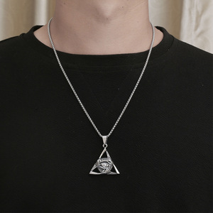 Collier Pendentif Triangle Garde-Bouillon en Acier Inoxydable Titane Style Européen et Américain pour Hommes SP970, Breloque Géométrique - Product Image 3