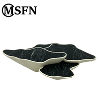Table basse imbriquée fluide organique Art moderne dessus en marbre sculptural avec base en FRP pour centre de salon à domicile
