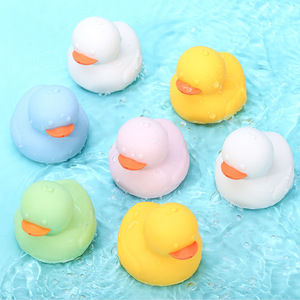 Juguete de baño con forma de pato, juguete para el baño, exprimible, para bebés y niños pequeños de 0 a 3 años, juguete unisex para jugar en el agua - Product Image 1