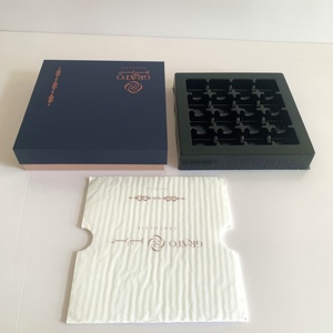 Sang trọng 16-Piece sô cô la Quà Tặng Bao bì hộp tùy chỉnh kích thước dập nổi logo cao cấp cứng nhắc Matt cán nhựa Khay đệm Pad - Product Image 1