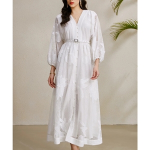 Robe à manches lanterne à col en V avec broderie creuse pour femmes <span class=keywords><strong>de</strong></span> luxe léger 2025 nouvelle jupe longue à simple boutonnage - Product Image 3